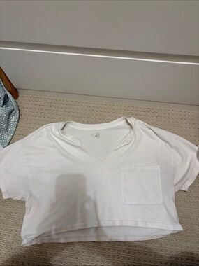 OFFLINE BY AERIE White Cropped V-Neck Pocket Tee